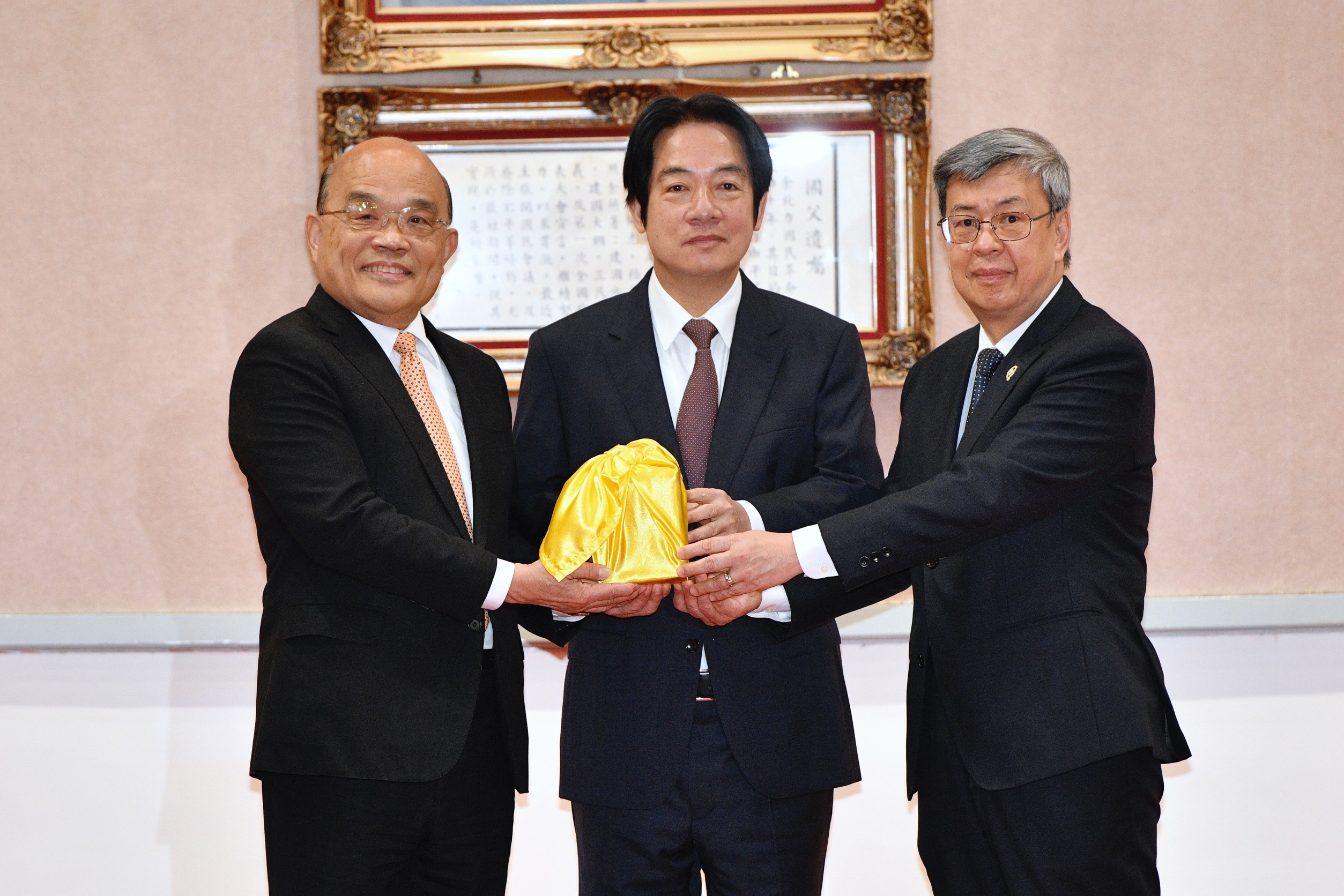 蘇貞昌今天正式將行政院長交接給陳建仁,並邀請副總統賴清德監交。