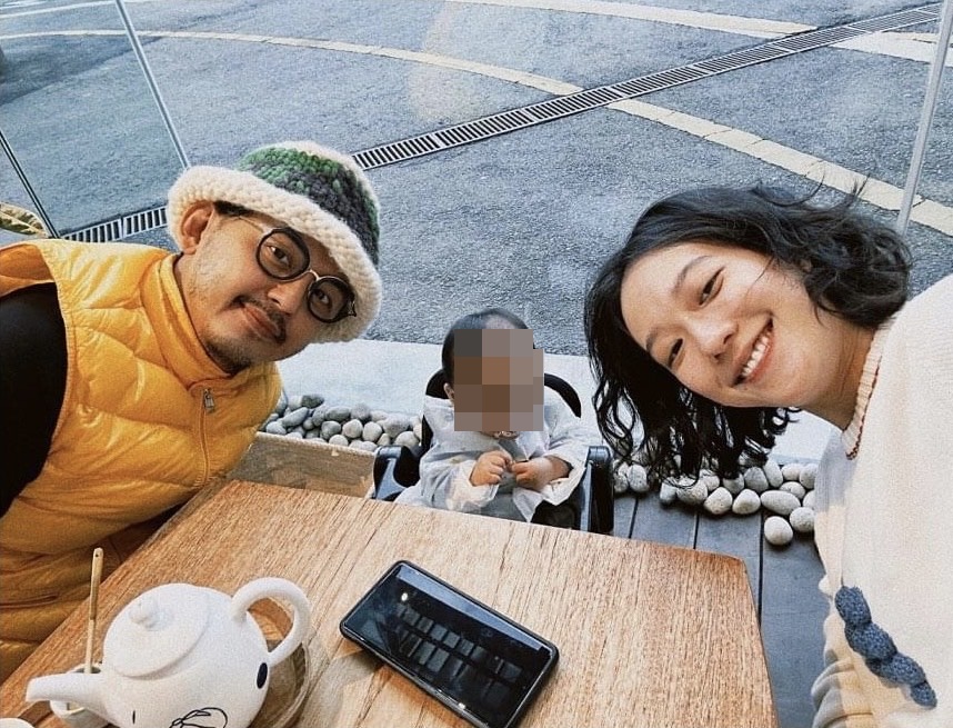 黃子佼與孟耿如，女兒黃玉米，一家三口幸福洋溢。（翻攝自孟耿如臉書）