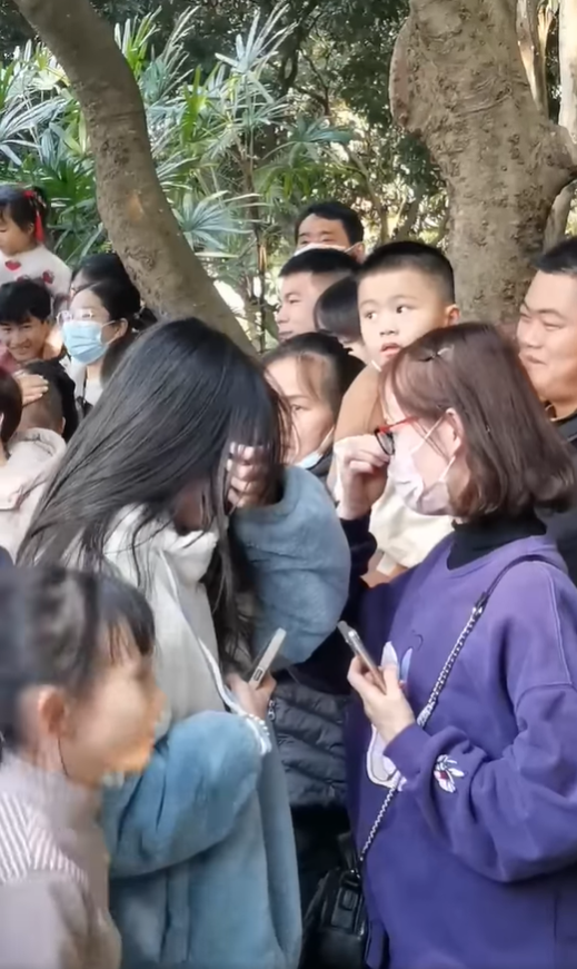 正妹當場掛彩。(翻自臉書)