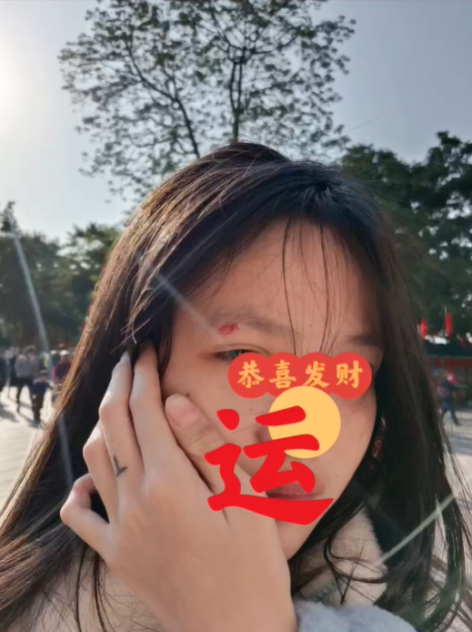 正妹出示傷勢。(翻自臉書)