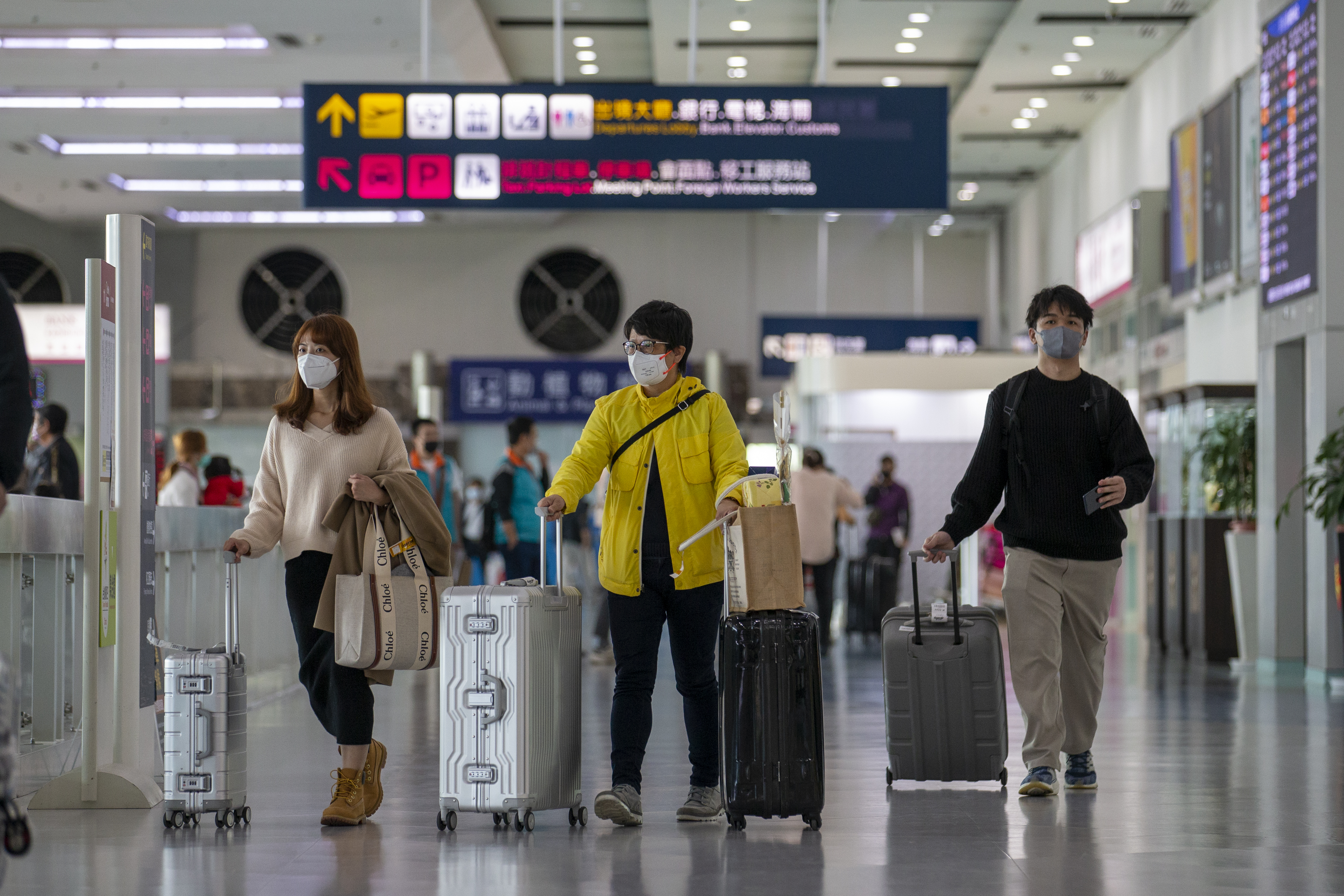 春節連假結束後，出國返台民眾增多，而確診通報也明顯暴增。（本刊資料照）