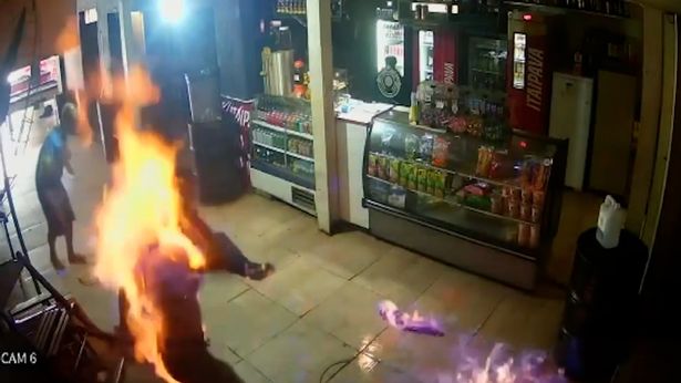 地方媽媽酒醉脫衣自淋乾洗手液，與人起衝突變驚悚「火燒人」慘死。（翻自《每日星報》）