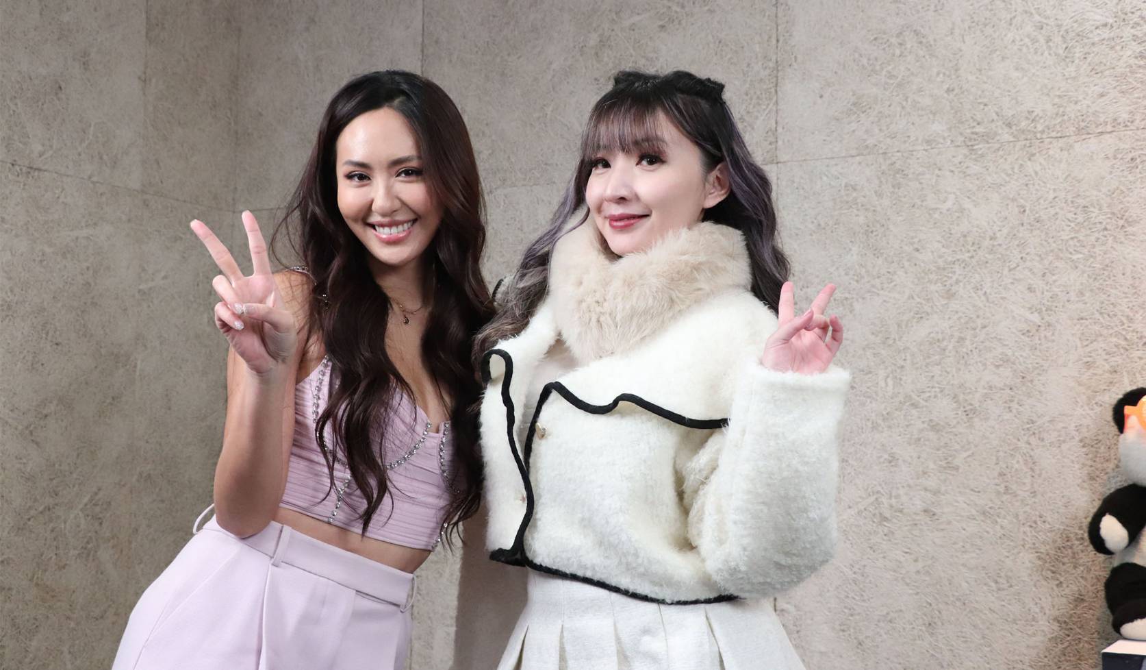 薔薔（左）錄影大聊恐怖情人經驗。（中天提供）