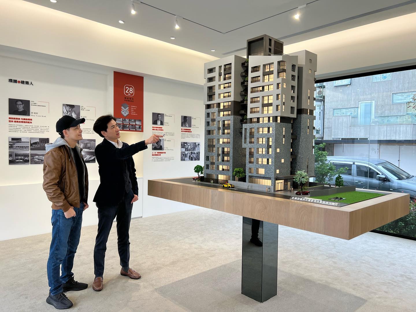 林志穎(左)與林志鑫(右)一起欣賞新建案模型,氣色很好。(翻攝林志穎臉書)