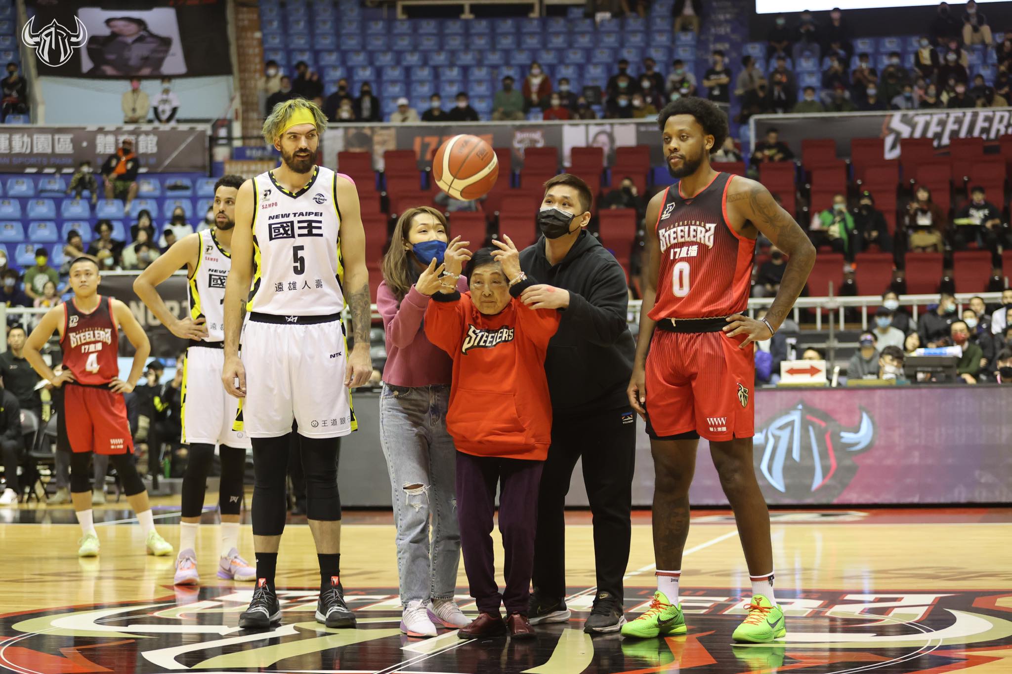 88歲的水連阿嬤去年12月受邀到鋼鐵人主場開球。（翻攝自鋼鐵人臉書）