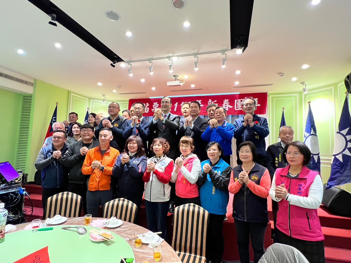 朱立倫、鍾東錦（第二排中）今在國民黨苗栗縣黨部主委佈達暨新春團拜同台。（翻攝自邱一峰臉書）