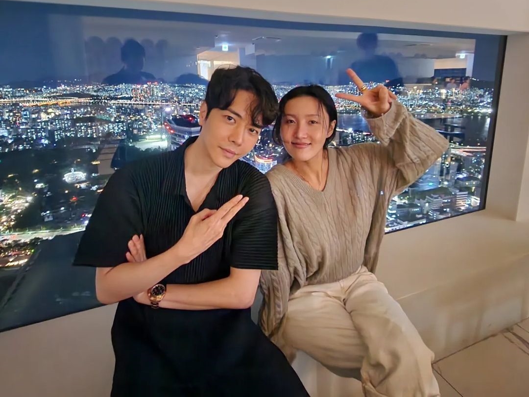 《看臉時代》漫畫家朴泰俊（左）與女團MAMAMOO成員華莎（右）私下是好朋友。（翻攝自朴泰俊Instagram）