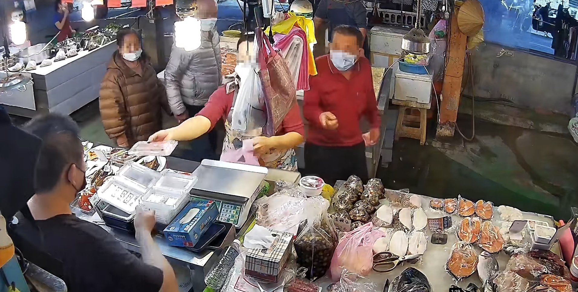 穿紅色衣服的男顧客點了一份綜合生魚片，結果不滿意150元收費，直接狠嗆店家「150元可以買toro吃到翻過去了！」（翻攝自爆廢公社）