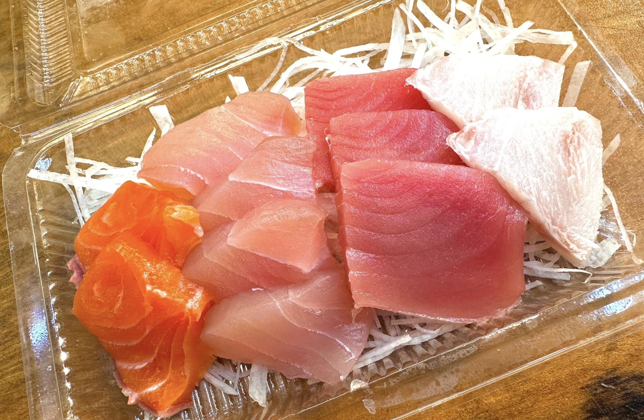 店家附上一份150元生魚片的照片，內容物清楚可見共有11片生魚片，魚肉的色澤看起來也頗為新鮮。（翻攝自爆廢公社）