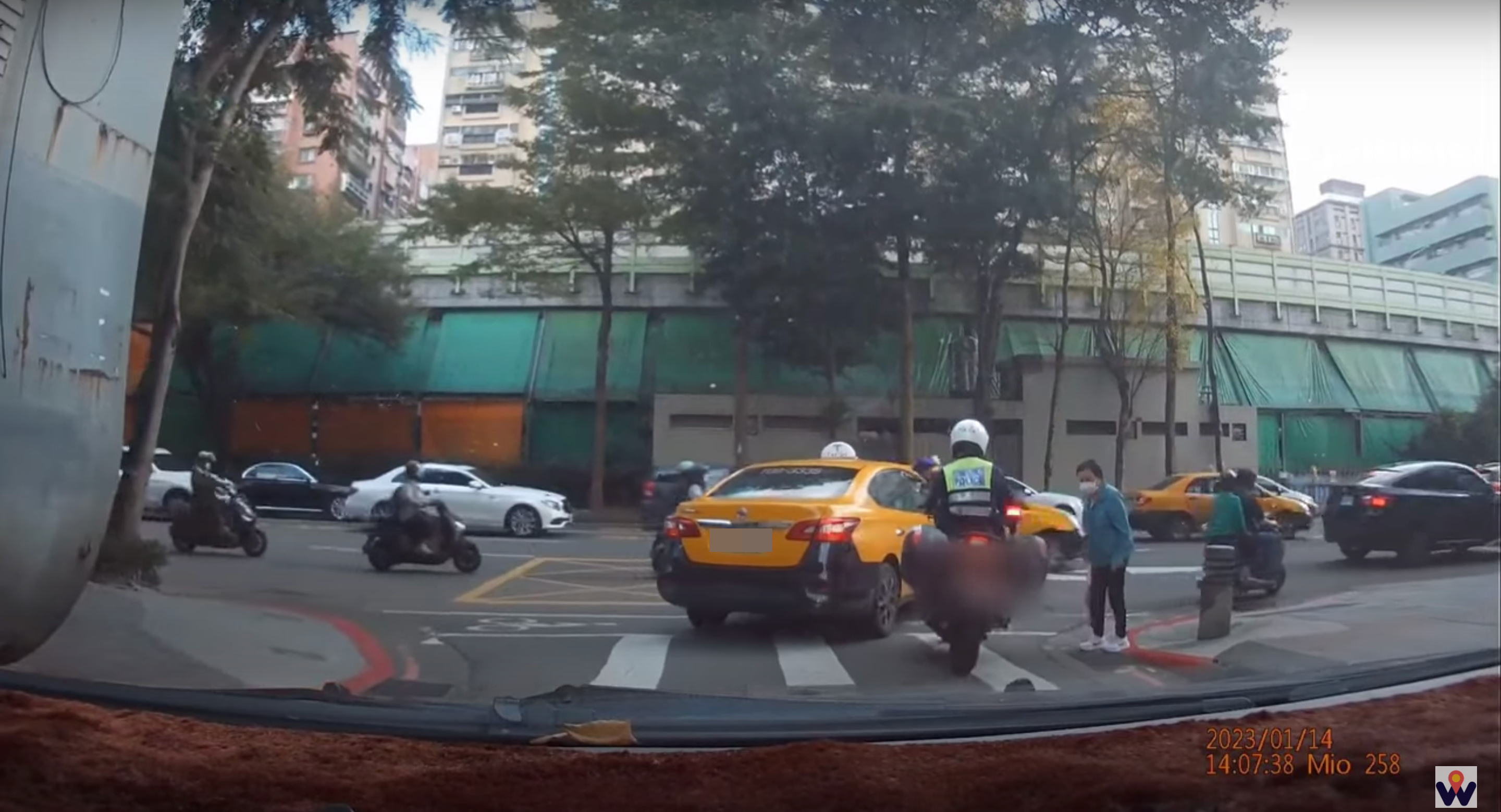 婦人過馬路時遭警用重機「刷卡」，卻無法開罰。（翻攝自WoWtchout - 地圖型行車影像分享平台YouTube）