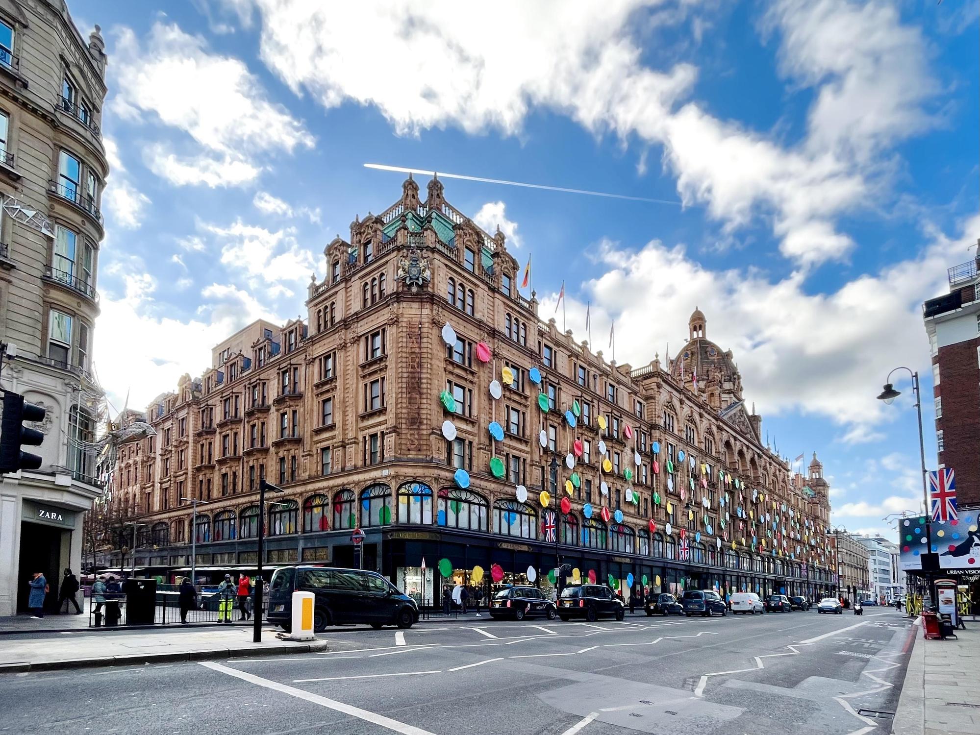 倫敦百貨公司Harrods最近也出現繽紛的點點風。(走起英國旅遊JOIN ME提供)