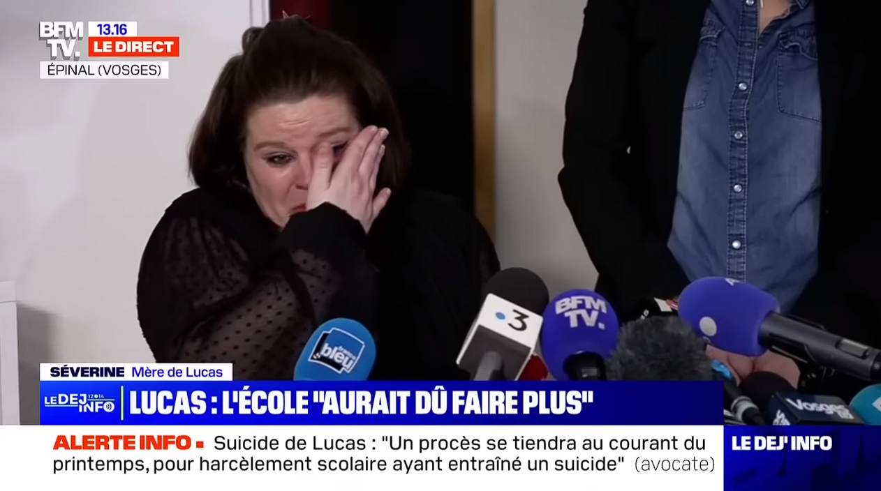 盧卡斯因同志身分遭同學霸凌，他的母親瑟芙林受訪時認為霸凌是導致兒子輕生的原因。（翻攝自YouTube BFMTV）