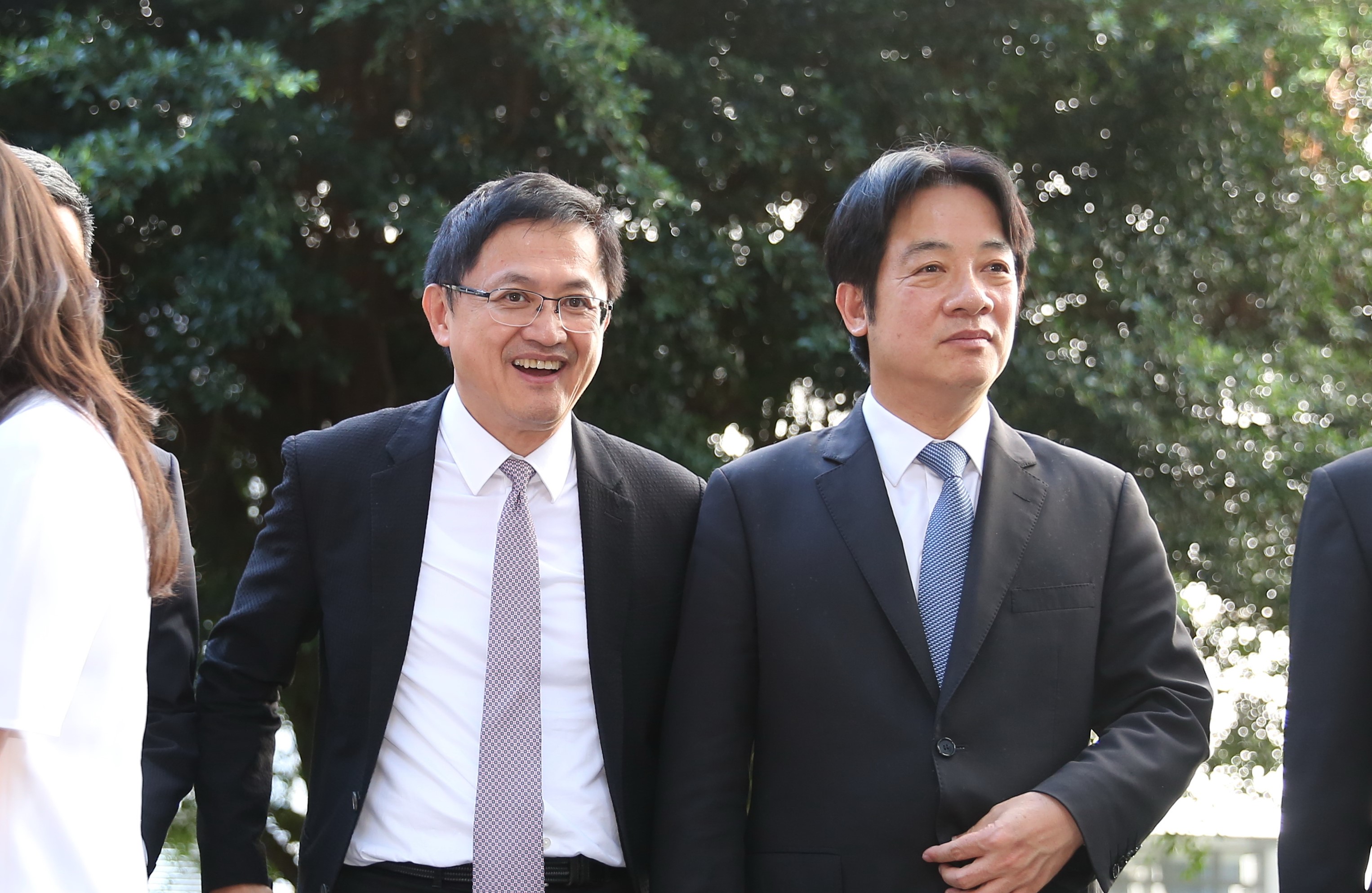 賴清德(右)親邀童子賢(左)出任民進黨智庫「新境界文教基金會」新任副董事長。(本刊資料照)