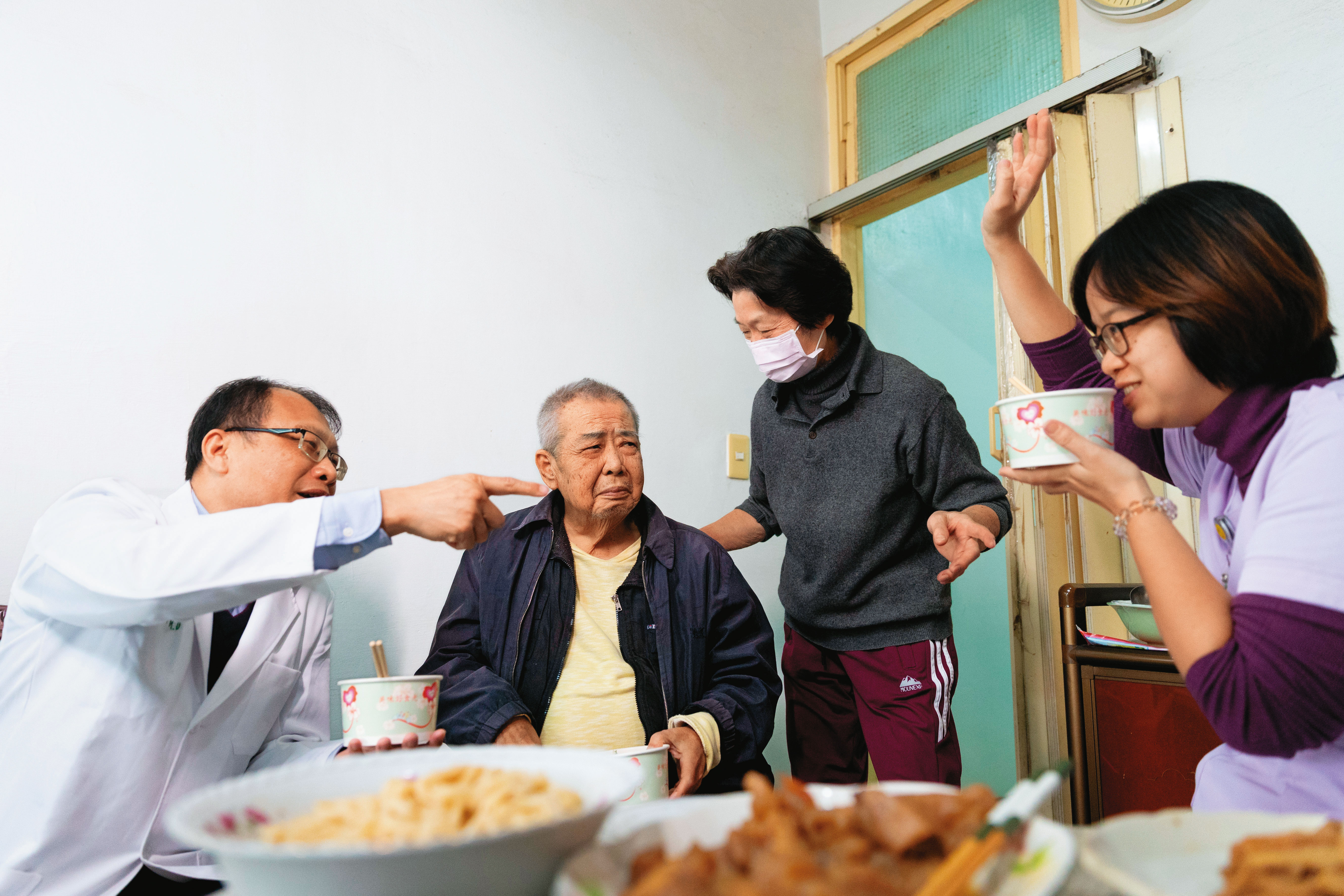 午後的牛肉麵聚會很愉快，不僅療癒病人王南（左2）、照顧者王太太（右2），也療癒了醫師林益卿（左1）和護理師黃曉君（右1）。