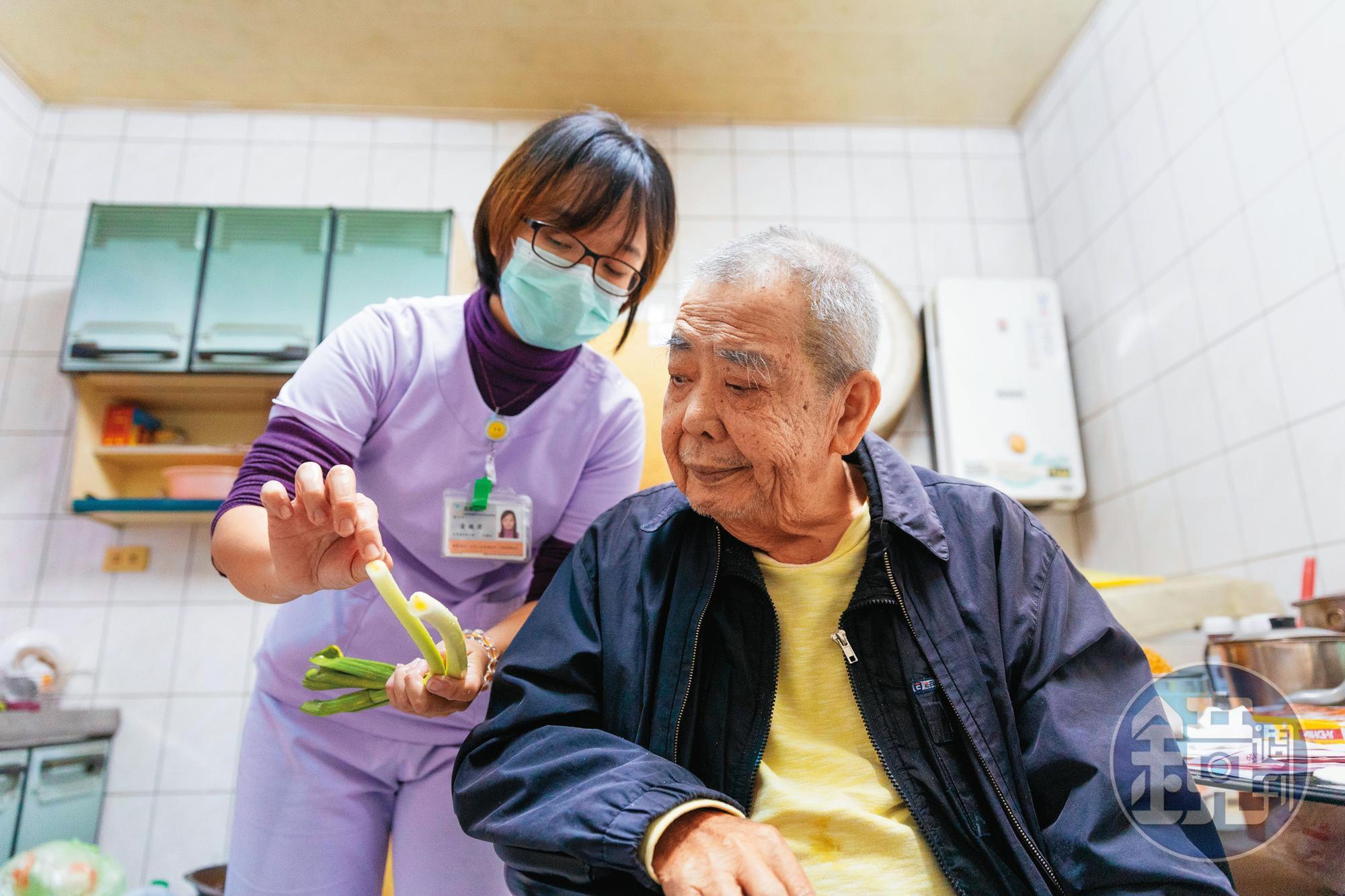 黃曉君（左）一來，就加入廚房一起幫忙，但她似乎不太擅長料理，問王南（右）蒜苗怎麼下刀比較好？
