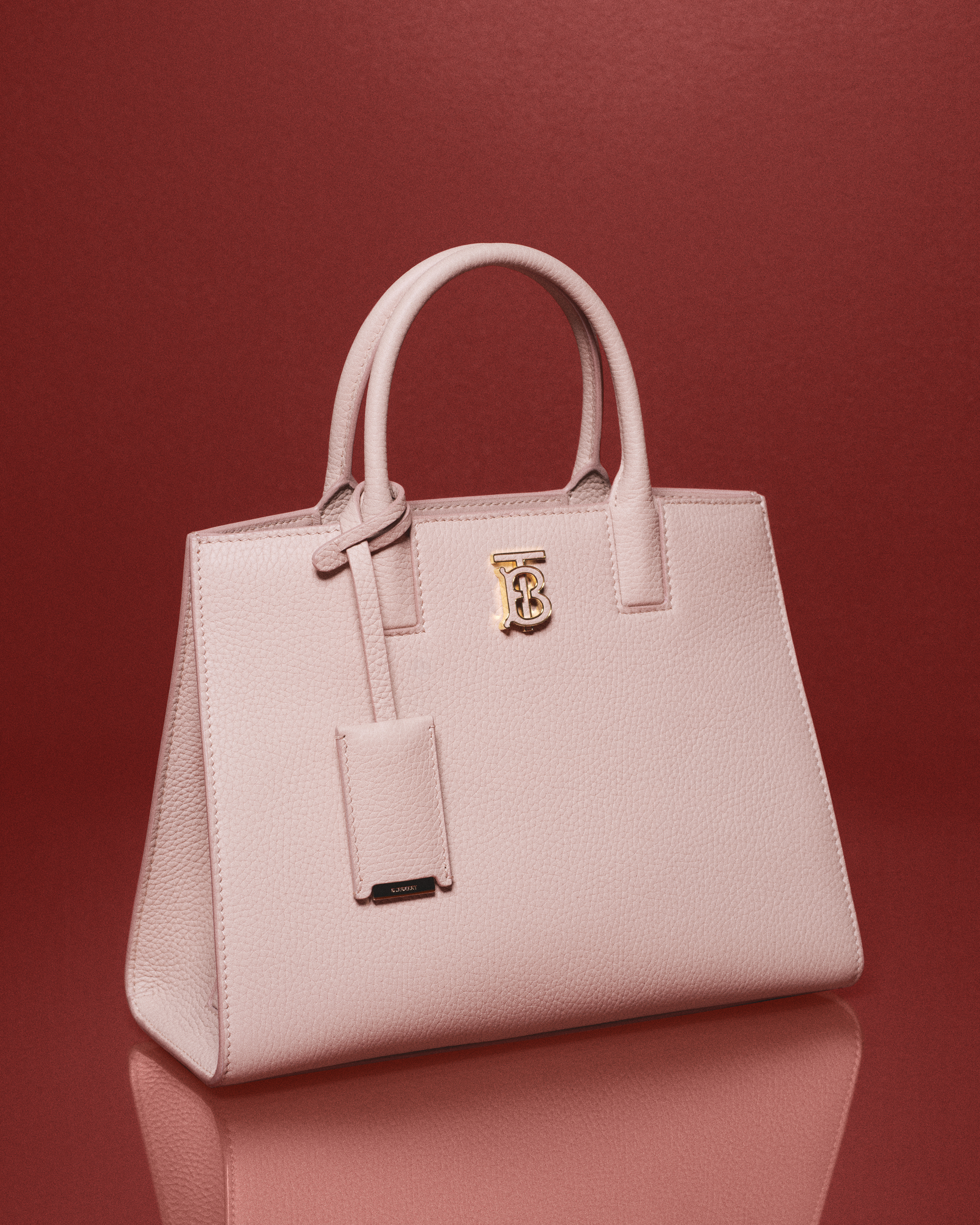 暗粉紅色粒面皮革迷你Frances包,NT$85,000。(BURBERRY提供)
