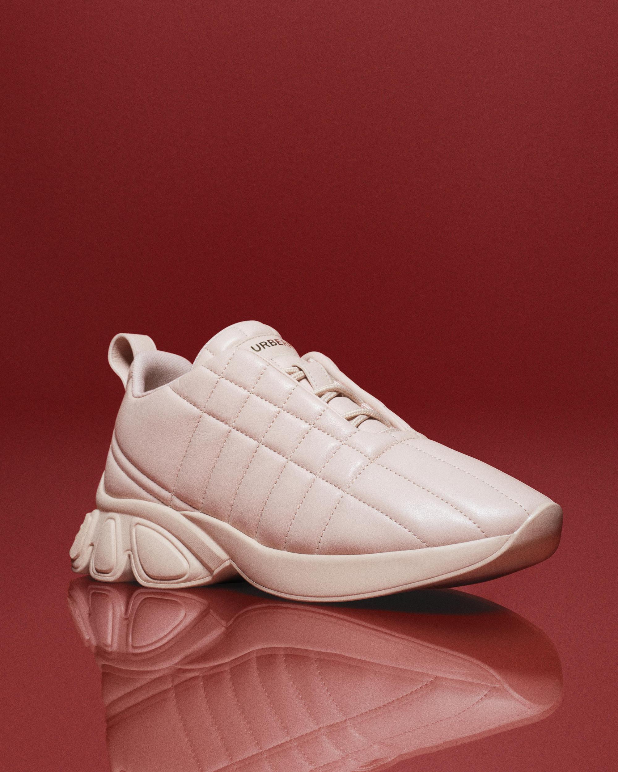 黯淡粉紅色絎縫皮革Classic運動鞋，NT$30,500。（BURBERRY提供）