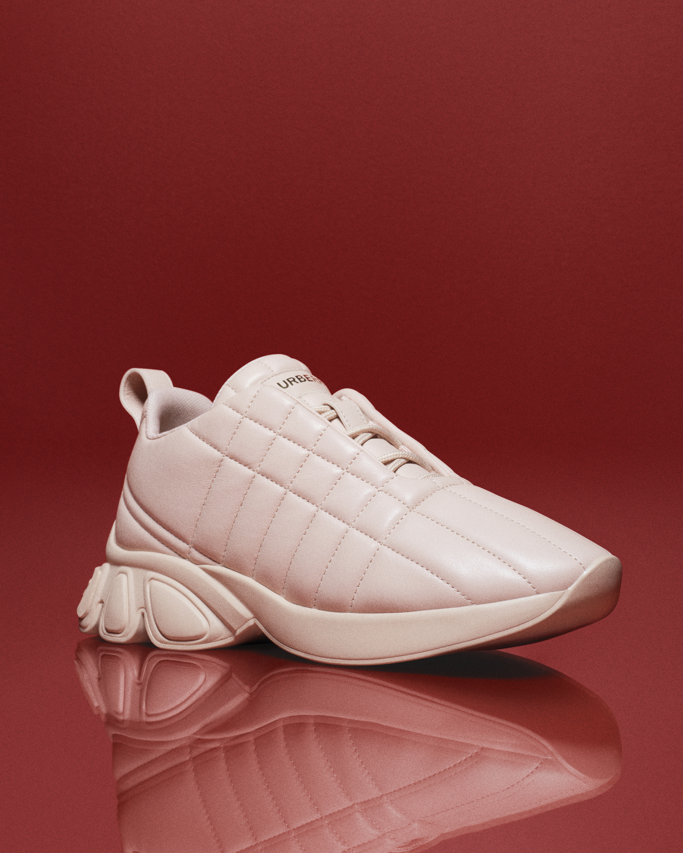 黯淡粉紅色絎縫皮革Classic運動鞋,NT$30,500。(BURBERRY提供)