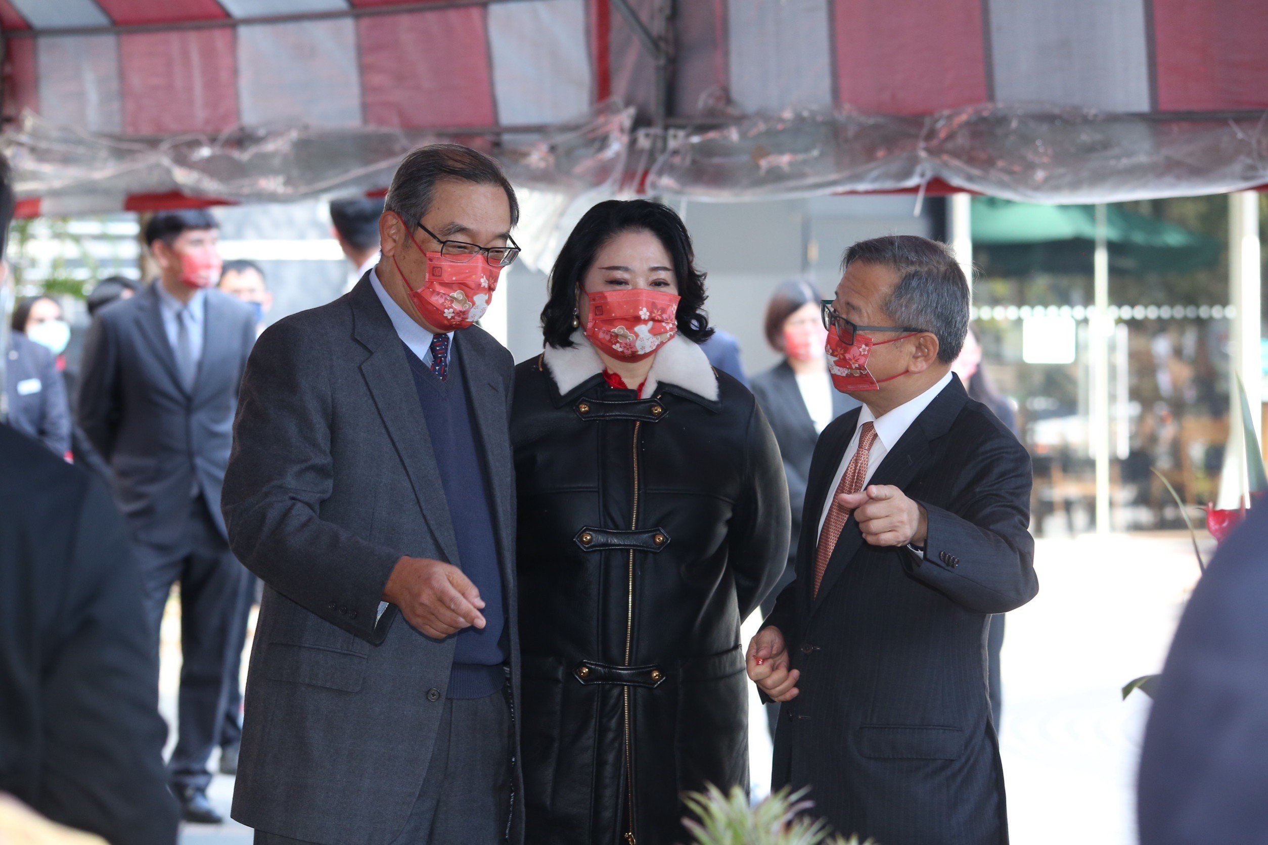 裕隆今舉行開工團拜,董事長嚴陳莉蓮(中)率一級主管上香祈福。