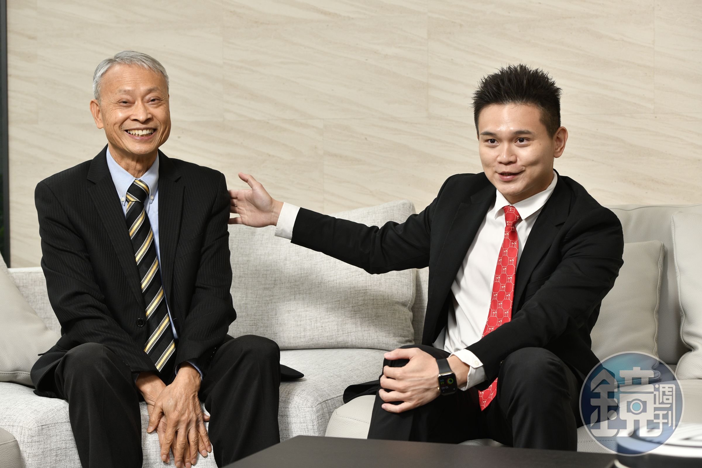 竹風建案對於住戶服務,比照精品規格,社區用心經營更拿下發展金獎。(圖右為竹風建設董事徐子鑑,左為竹風青塘主委劉慶仁)