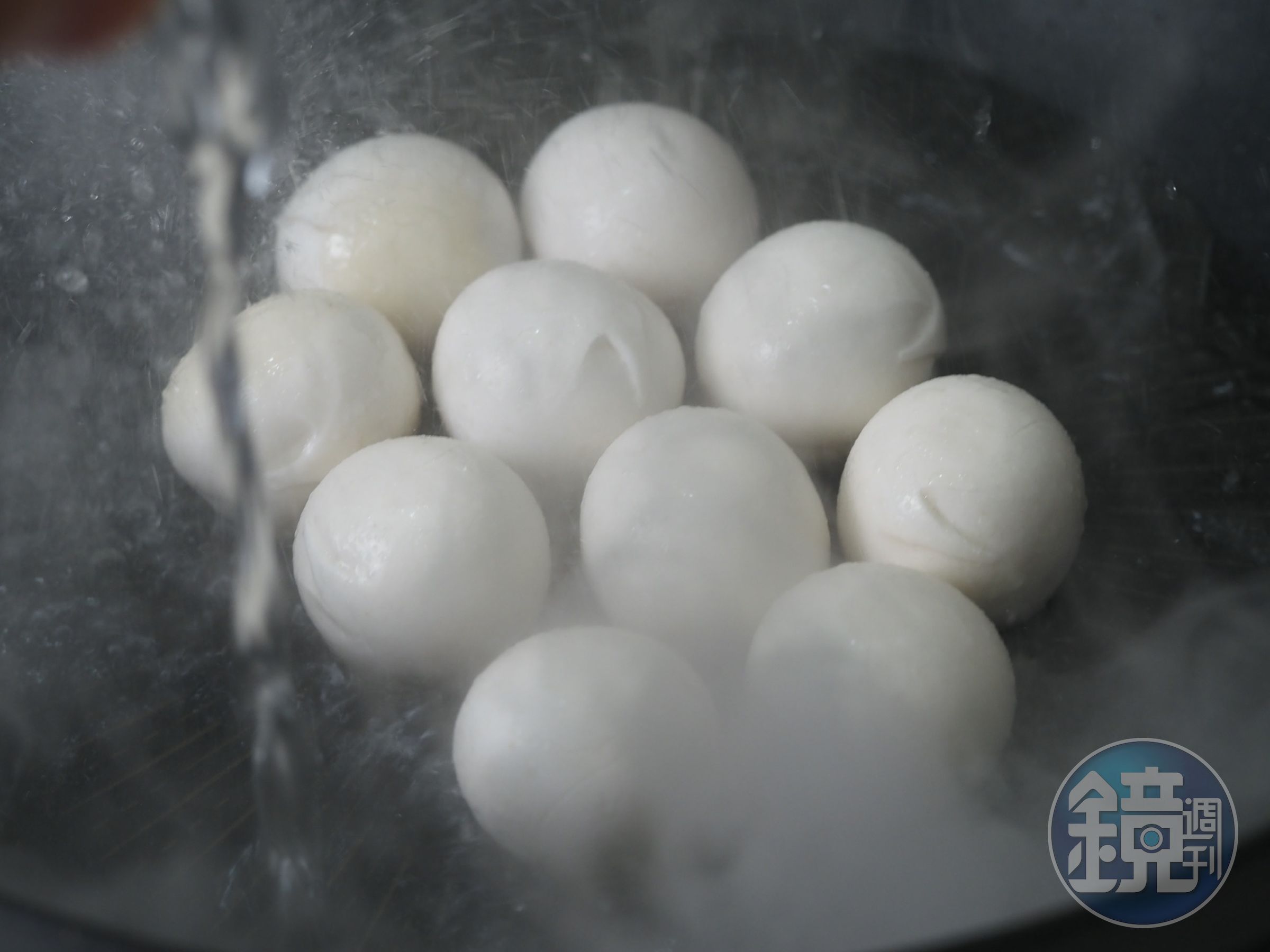 倒水的時候可能會噴濺，一定要做好防護（鍋蓋當盾牌）