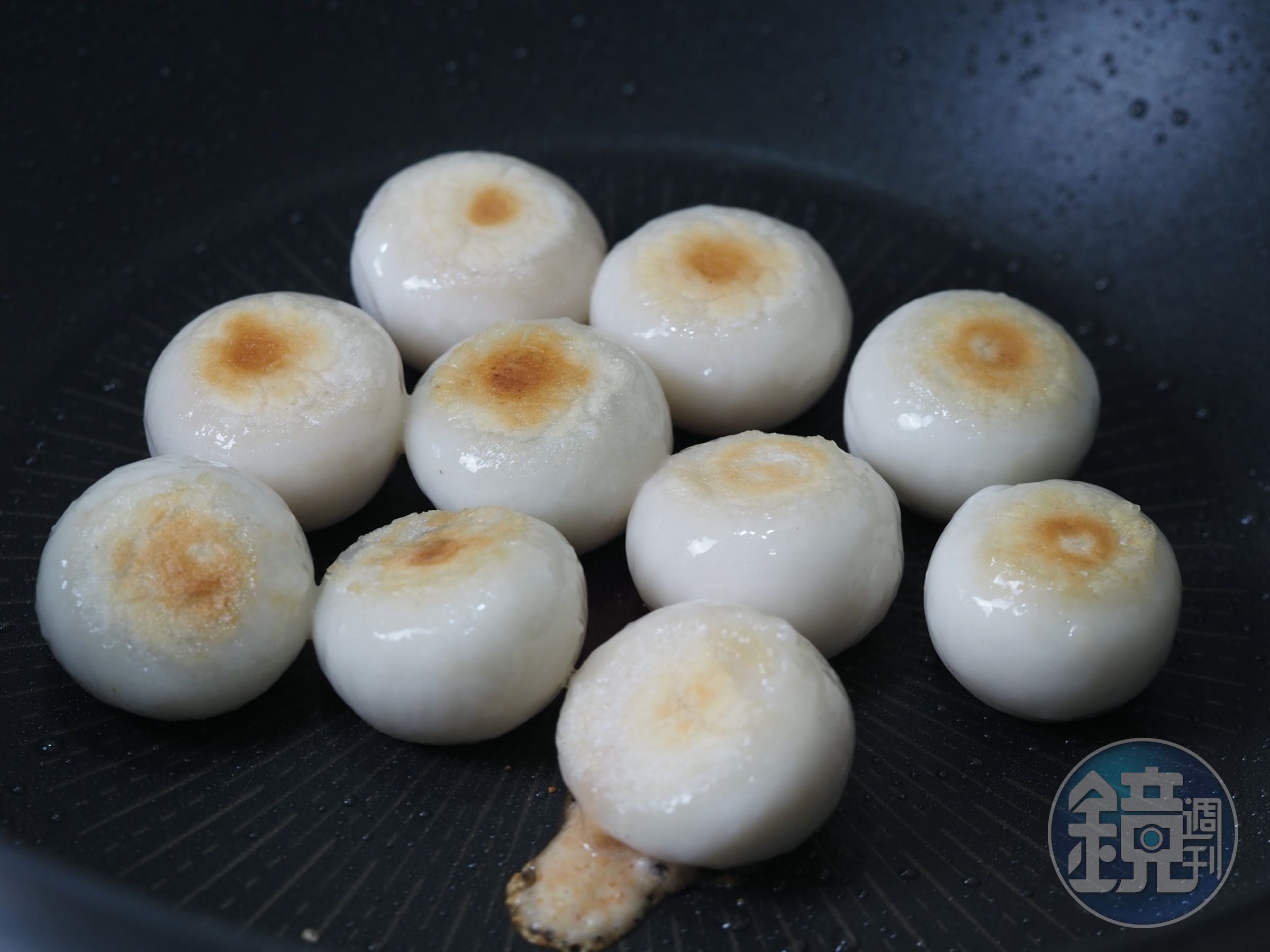 翻面再煎一會兒，直到兩面都脆脆黃黃的就可以起鍋了。（不要用鍋鏟壓，本圖為錯誤示範）