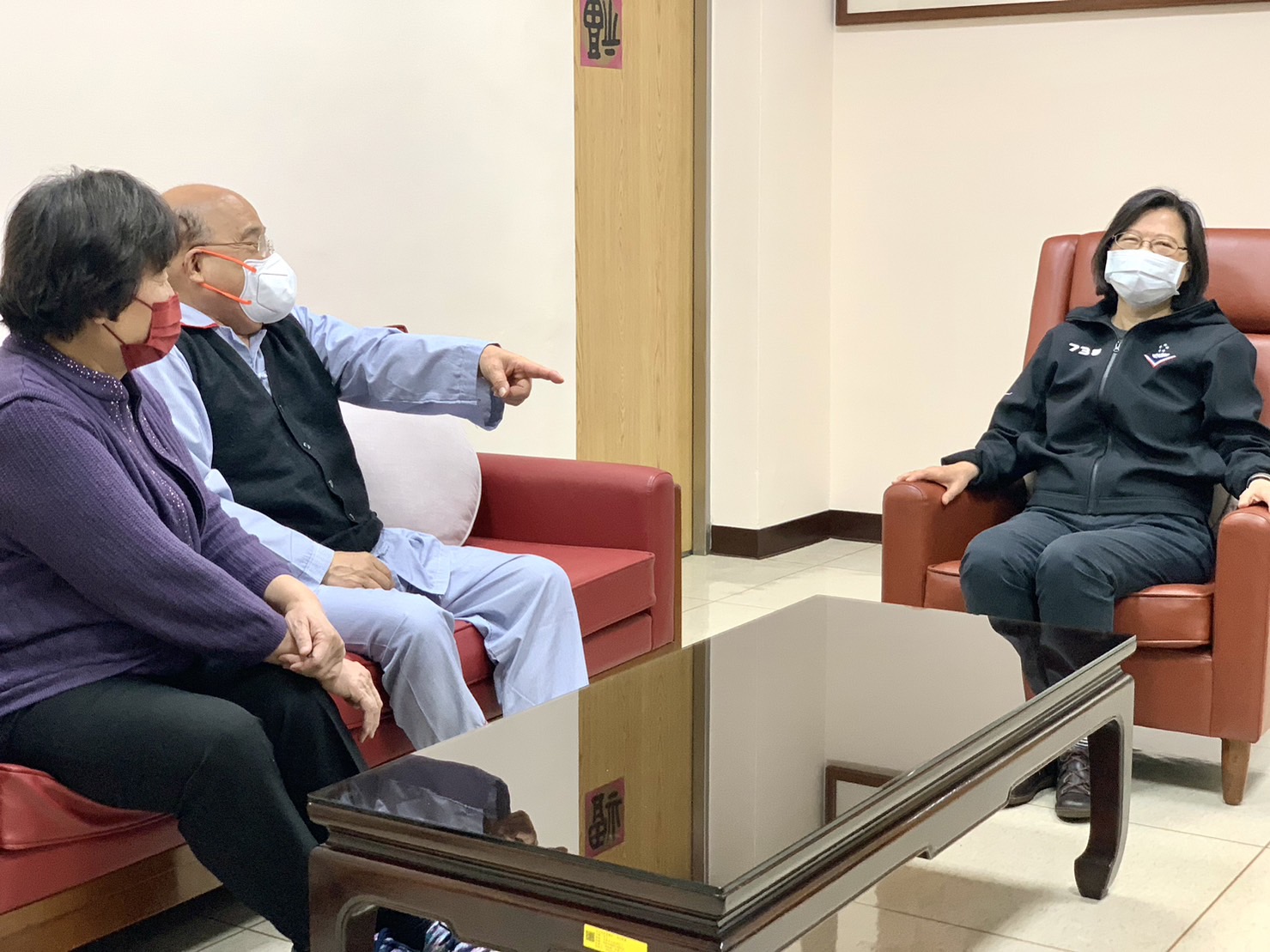蘇貞昌卸任閣揆後進醫院動手術，蔡英文上午前往探視。（翻攝自蘇貞昌臉書）