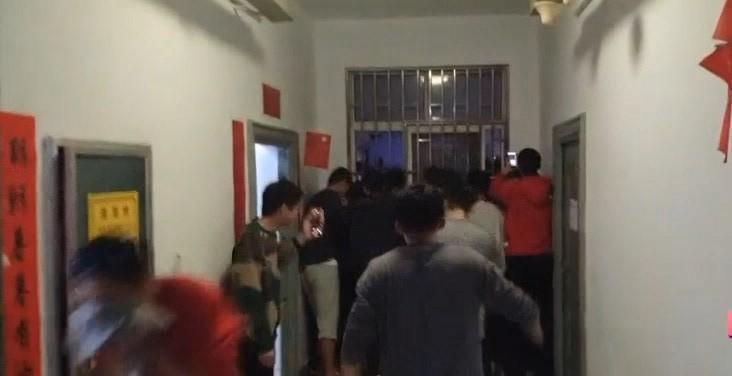 妹子做愛沒拉窗簾，全男宿衝出來圍觀活春宮！興奮高喊「奶子好大」。（翻自《51吃瓜網》）