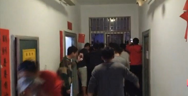 妹子做愛沒拉窗簾，全男宿衝出來圍觀活春宮！興奮高喊「奶子好大」。（翻自《51吃瓜網》）