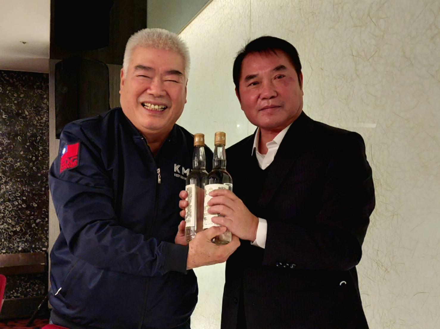 苗栗縣長鍾東錦(右)選後與國民黨大和解,黨主席朱立倫派黃復興黨部主委季麟連致贈2瓶高粱給鍾表達善意。(陽明山姜太公道場提供)