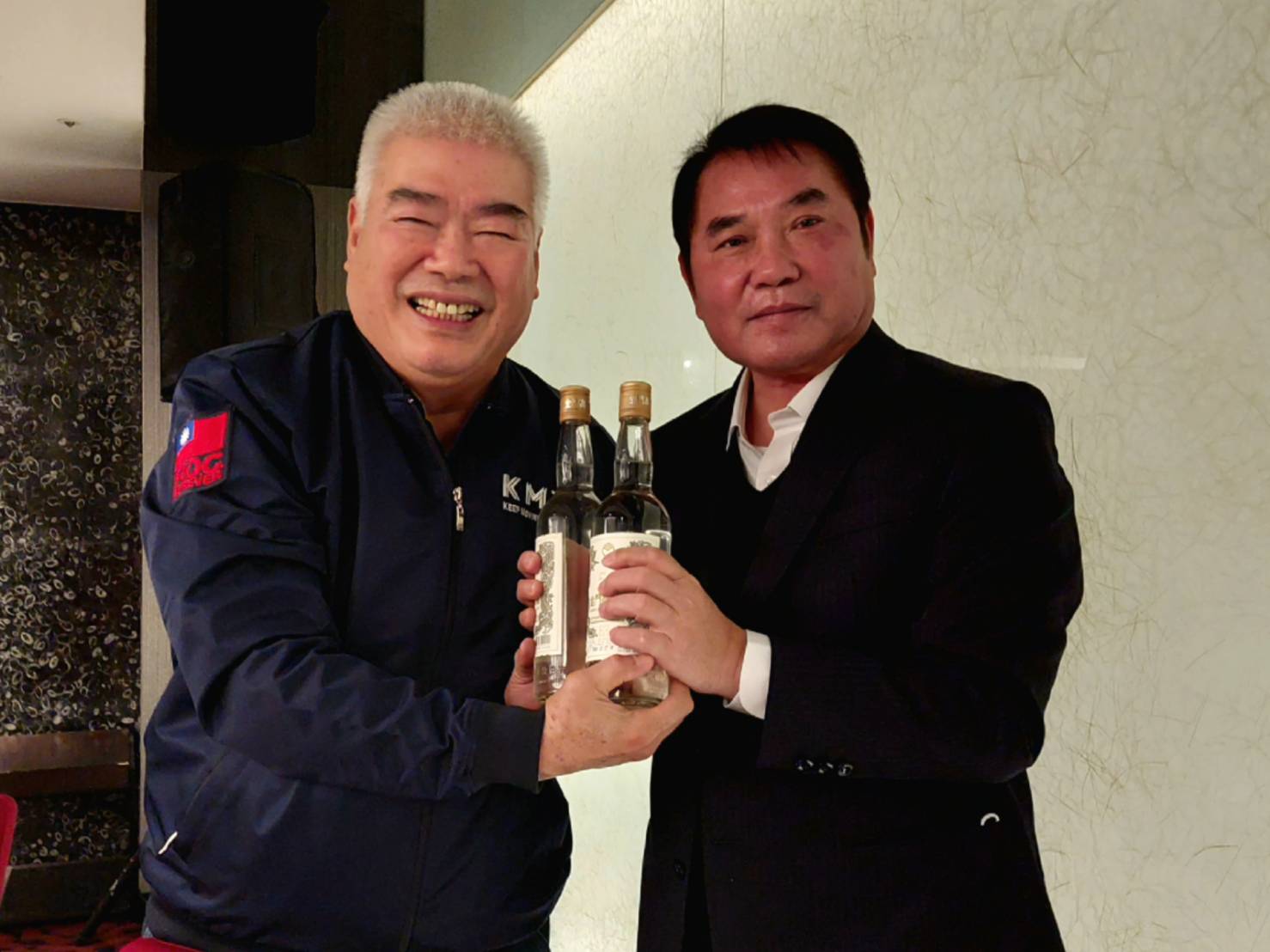 苗栗縣長鍾東錦（右）選後與國民黨大和解，黨主席朱立倫派黃復興黨部主委季麟連致贈2瓶高粱給鍾表達善意。（陽明山姜太公道場提供）