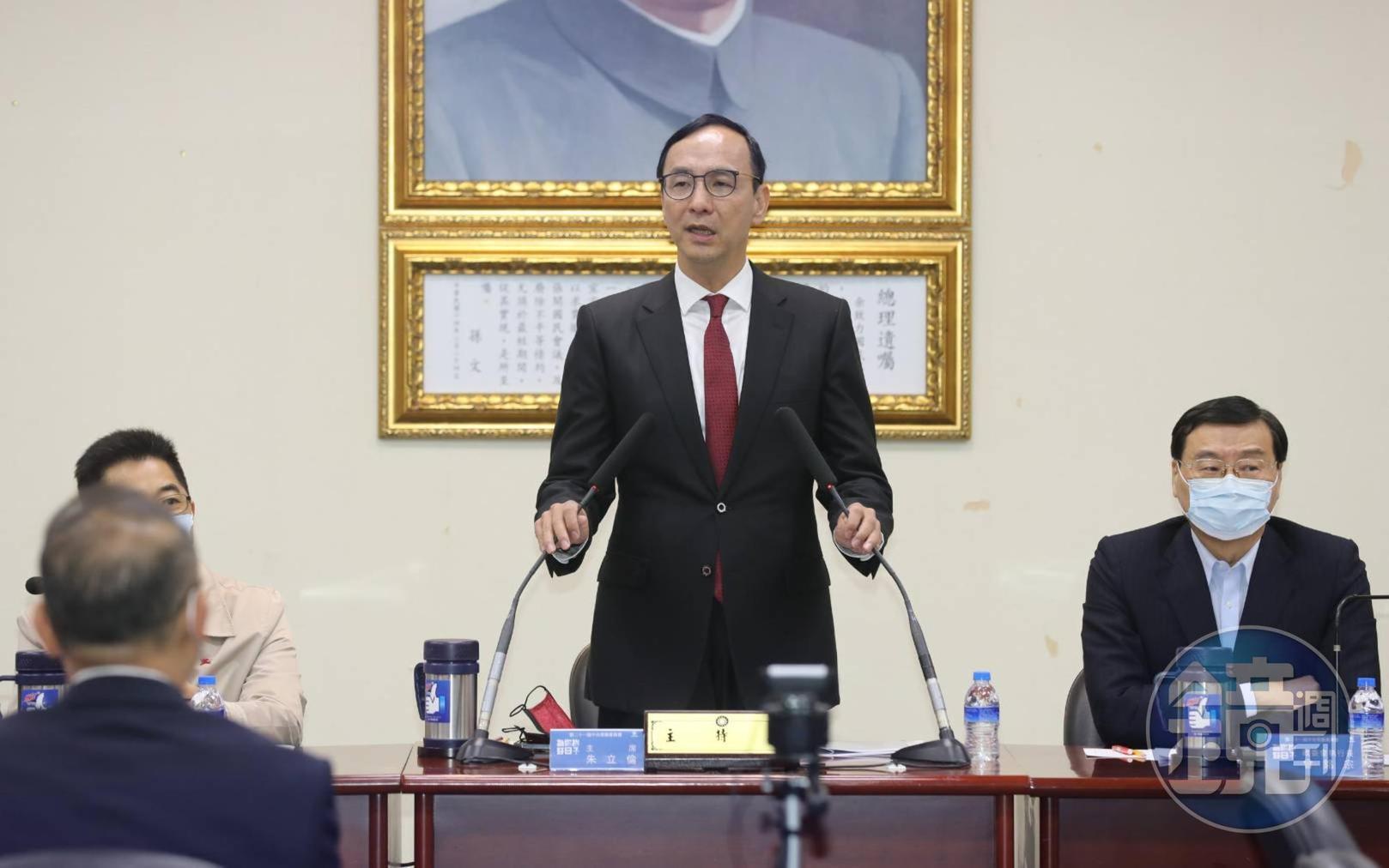 昨與鍾東錦大和解後,朱立倫(中)今主持國民黨中常會。