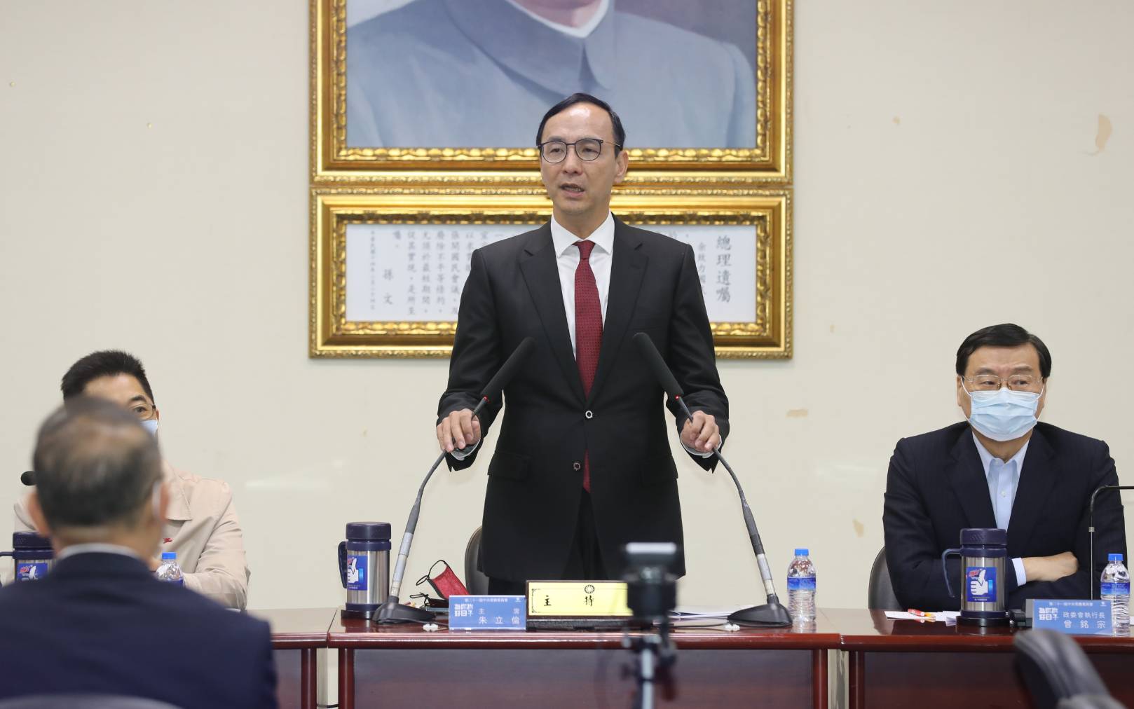 昨與鍾東錦大和解後，朱立倫（中）今主持國民黨中常會。