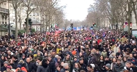 法國總統馬克宏（Emmanuel Macron）第二任期推行年金改革計畫，引發民眾不滿，近期發生第二波罷工。（翻攝推特）