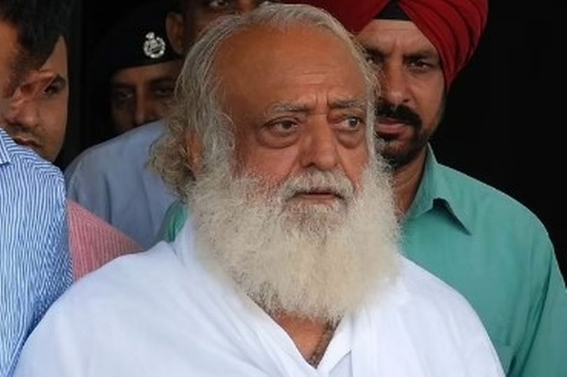 印度淫魔教主父子擁百萬信徒,逼少女們肉身獻祭性侵!法官不恐龍再判關到死。(翻自《每日星報》)