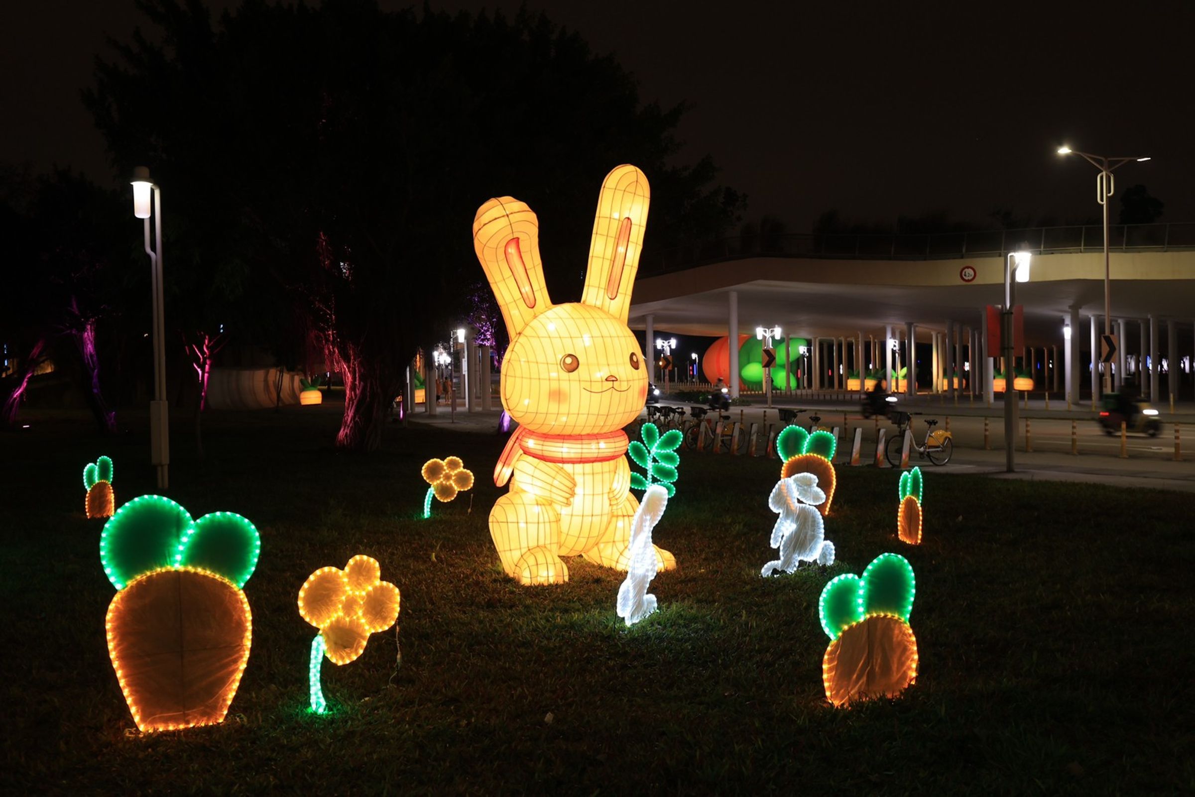 中臺灣元宵燈會今年首度在中央公園舉辦 ，2月4日起7大主題燈區閃耀「幸福臺中」。