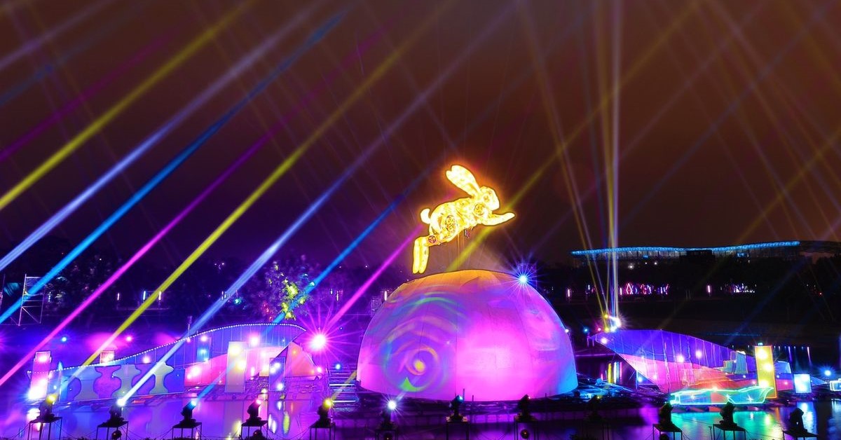 2023中臺灣元宵燈會，建置全臺最大、10公尺高的水上主燈「幸福臺中Happy兔」，結合大型場景水霧光影以及聲光展演，為夜空帶來耀眼光芒。