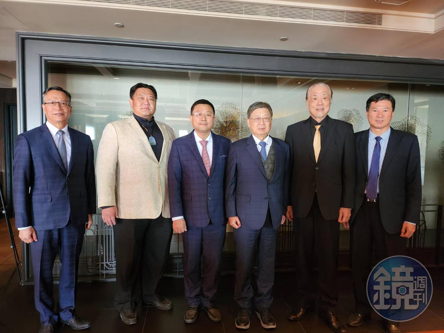 針對政府一波波打房行動,中南部不動產公會召開聯合記者會,向新任內閣喊話,期望能獲得政府積極回應。(左起為大高雄不動產開發公會理事長洪光佐、台南市不動產開發公會理事長郭建志 、大台中不動產開發公會理事長王至亮、台灣省不動產開發公會聯合會理事長黃啟倫、苗栗縣不動產開發公會理事長沈林傑、嘉義市不動產開發公會榮譽理事長呂冠衡)