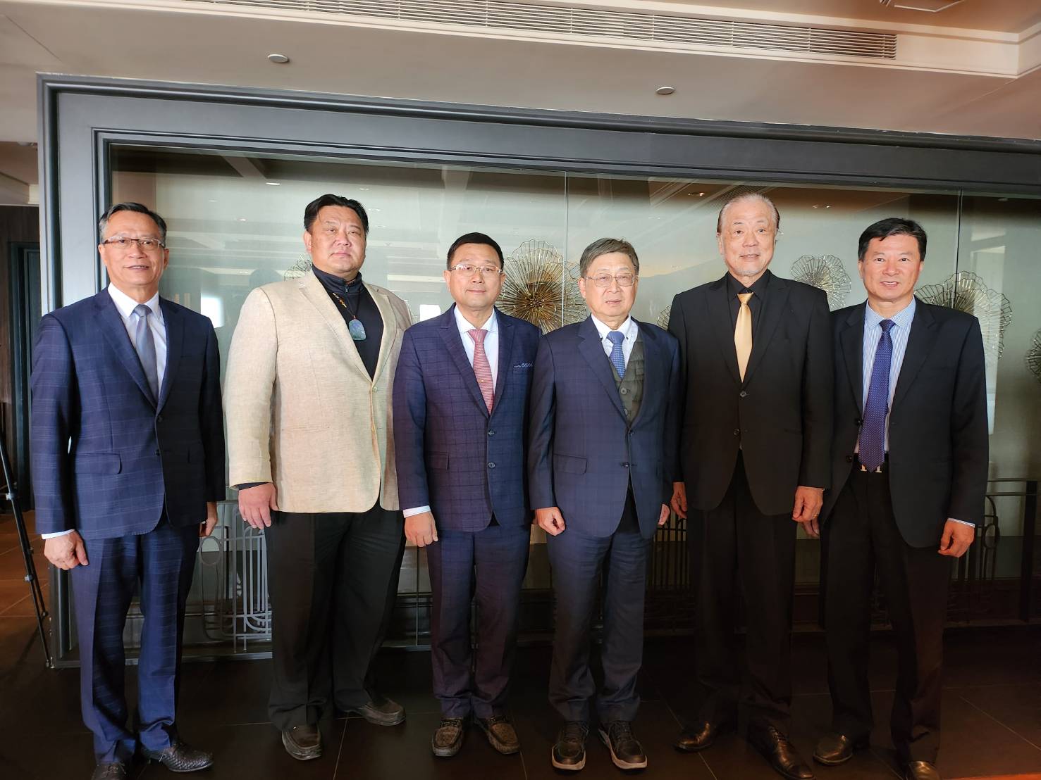 針對政府一波波打房行動，中南部不動產公會召開聯合記者會，向新任內閣喊話，期望能獲得政府積極回應。（左起為大高雄不動產開發公會理事長洪光佐、台南市不動產開發公會理事長郭建志 、大台中不動產開發公會理事長王至亮、台灣省不動產開發公會聯合會理事長黃啟倫、苗栗縣不動產開發公會理事長沈林傑、嘉義市不動產開發公會榮譽理事長呂冠衡）