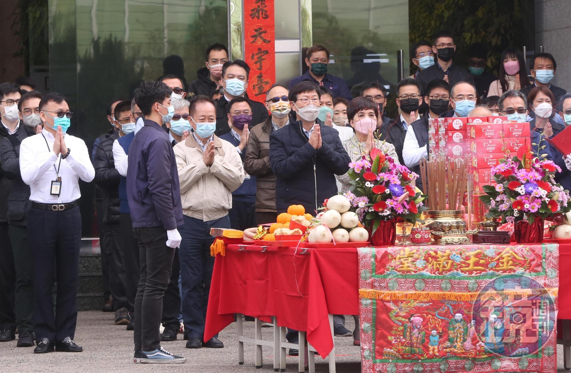 鴻海1日舉辦新春開工團拜，劉揚偉（前排中）親自率領重要主管一起上香祈福。