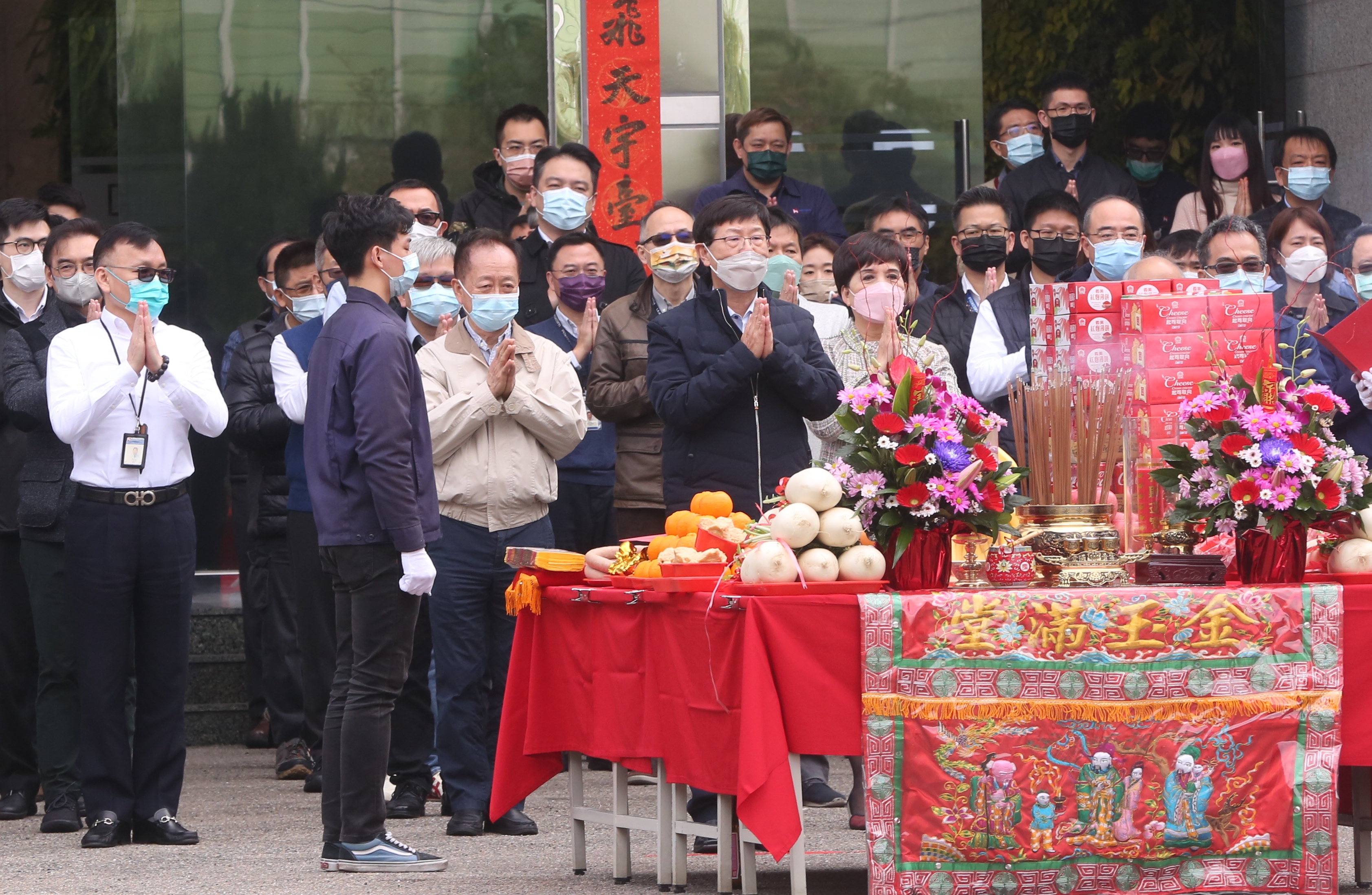 鴻海1日舉辦新春開工團拜，劉揚偉（前排中）親自率領重要主管一起上香祈福。