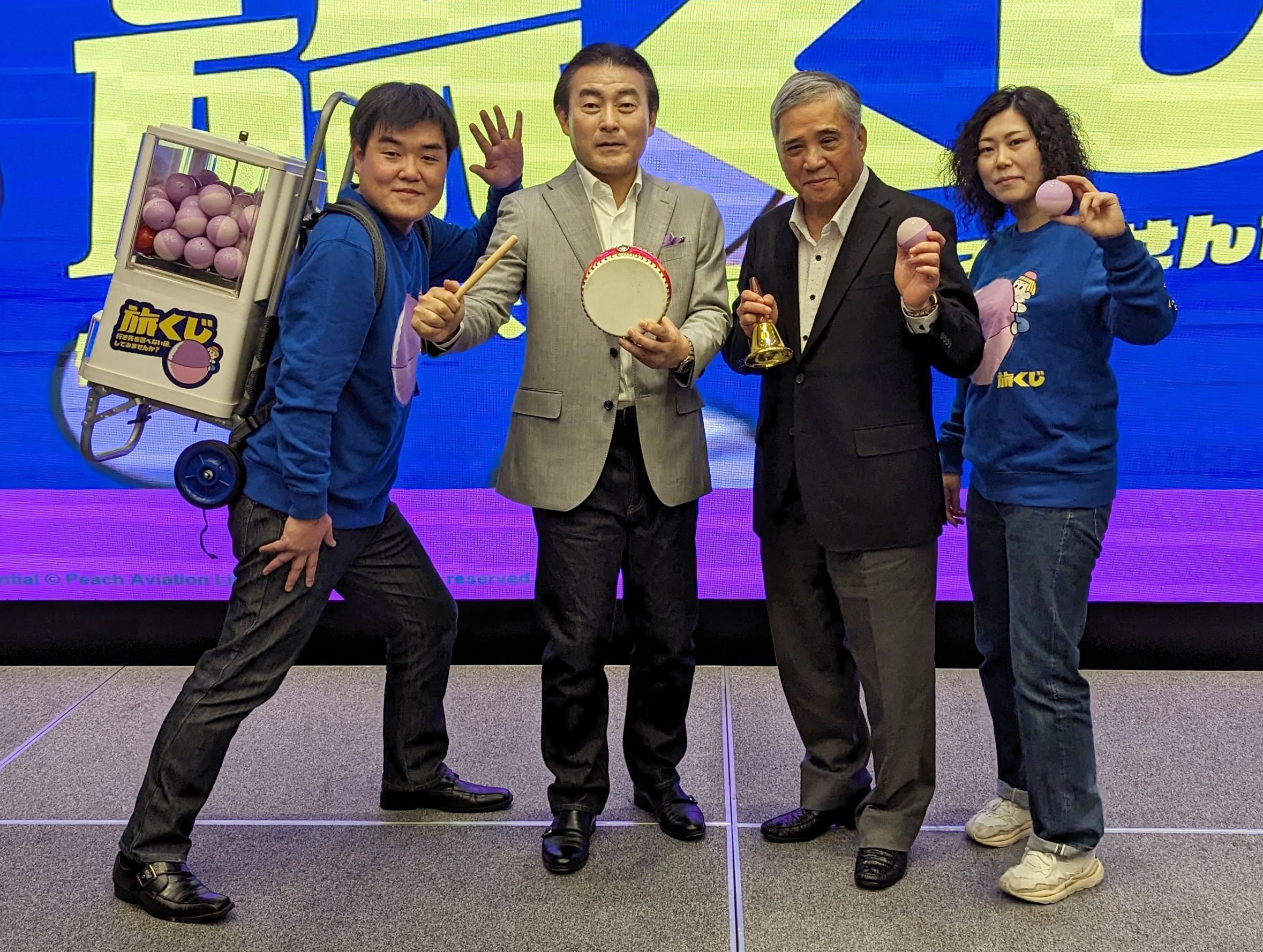 樂桃航空CEO森健明（右二）與台灣總代理萬鈞旅行社董事長詹壽全（左二）於記者會中公布樂桃新布局。