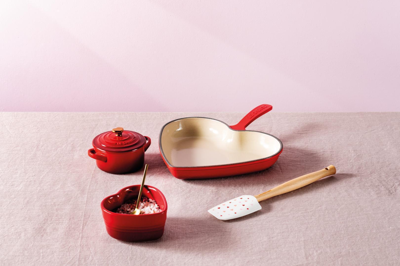 一體成型的櫻桃紅單柄26cm愛心煎盤。NT$8,200(LE CREUSET提供)