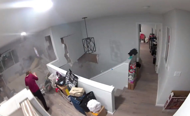 美國夏威夷上月晚間突然有一顆巨石滾進民宅,巨大的衝擊力連磚牆都被砸穿。(翻攝推特@maxrrrod)