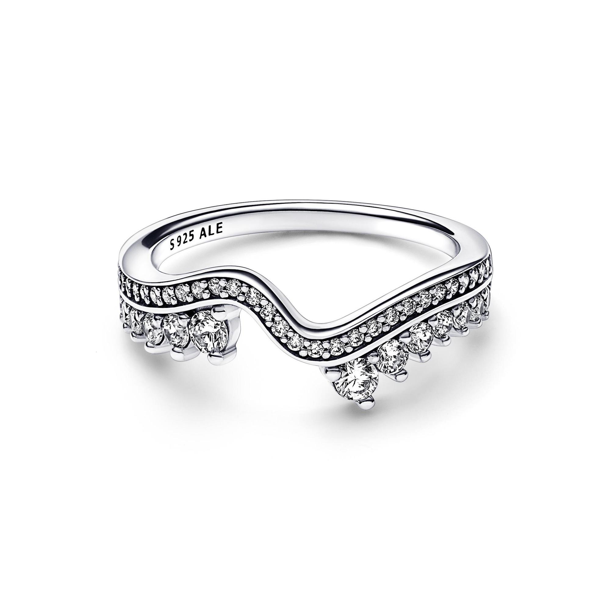 PANDORA Timeless系列璀璨不規則波浪紋戒指。NT$2,880（PANDORA提供）