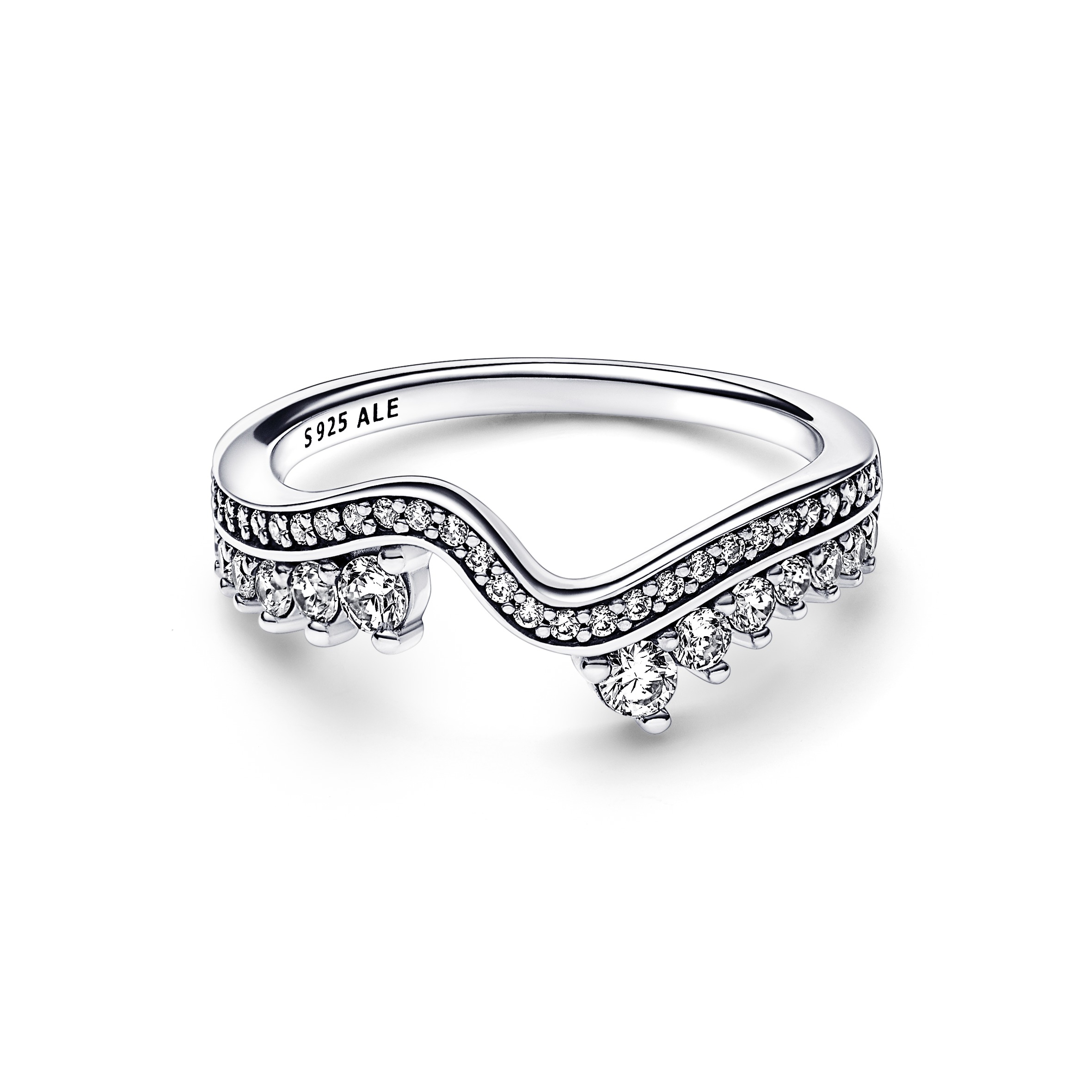 PANDORA Timeless系列璀璨不規則波浪紋戒指。NT$2,880(PANDORA提供)