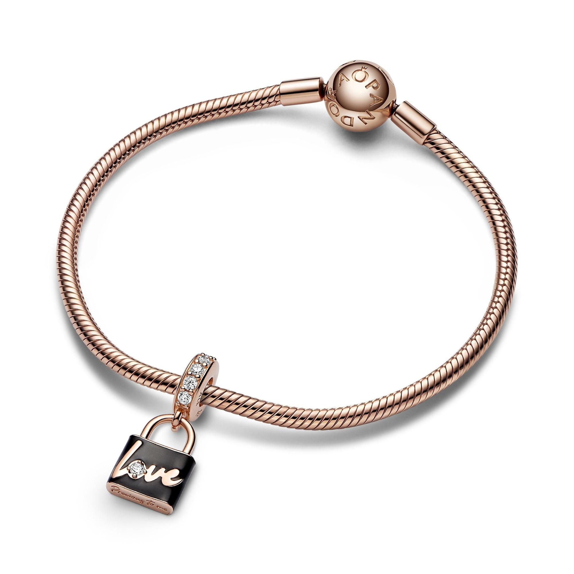 PANDORA Moments系列「Love」掛鎖吊飾（正面）。NT$3,680（PANDORA提供）