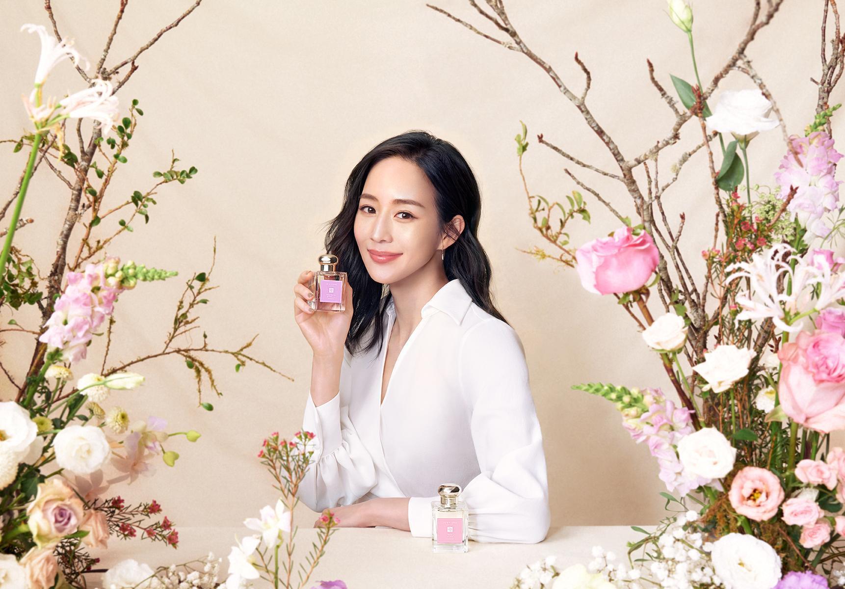 品牌好友張鈞甯以獨特優雅的氣息詮釋Jo Malone London最浪漫的玫瑰花語系列。(Jo Malone London提供)