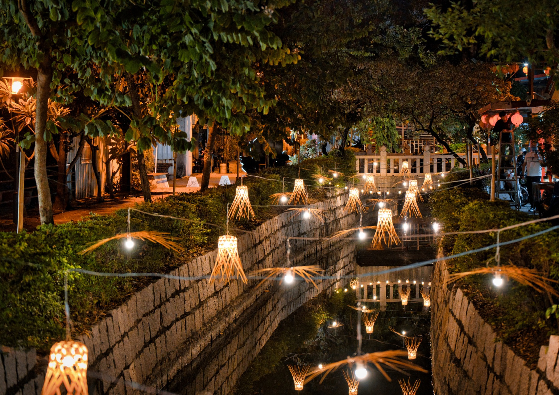 陳其邁分享期間限定的高雄絕美私房景點，是在鳳山曹公圳靠近中華街商圈周邊。（翻攝自陳其邁 Chen Chi-Mai臉書）