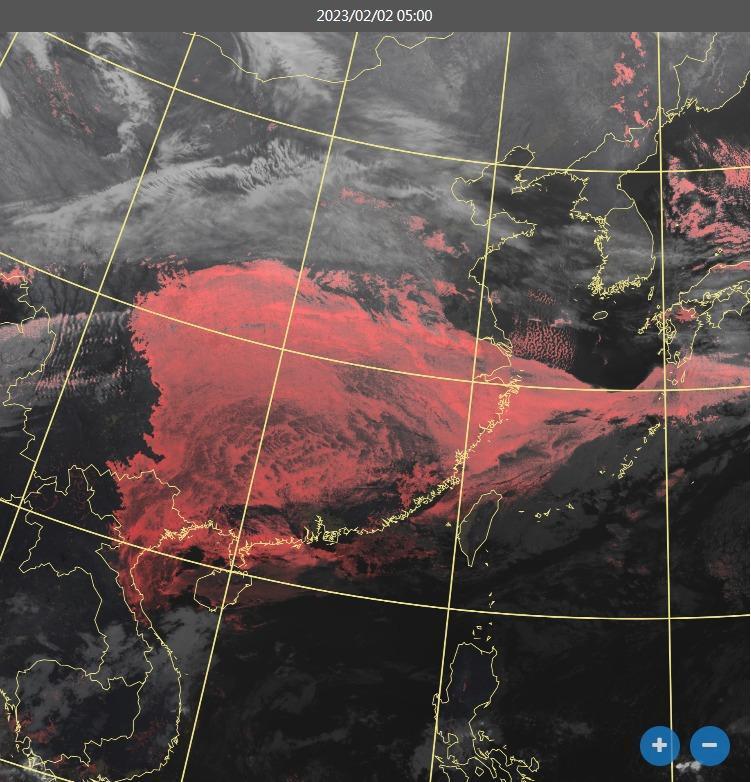 氣象局長鄭明典解釋「夜間模式」下的衛星雲圖,當中的紅色所代表的是什麼。(翻攝自鄭明典臉書)